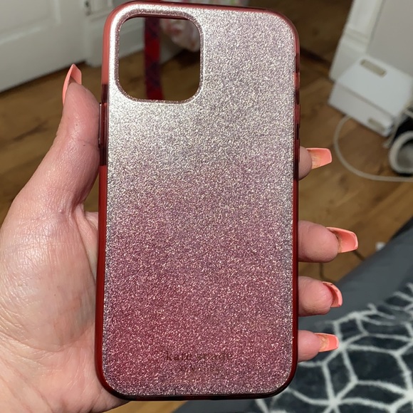 The blue one is a iphone 12 pro max or iphone 13 ans the pink one is iphone 10 - Picture 3 of 3